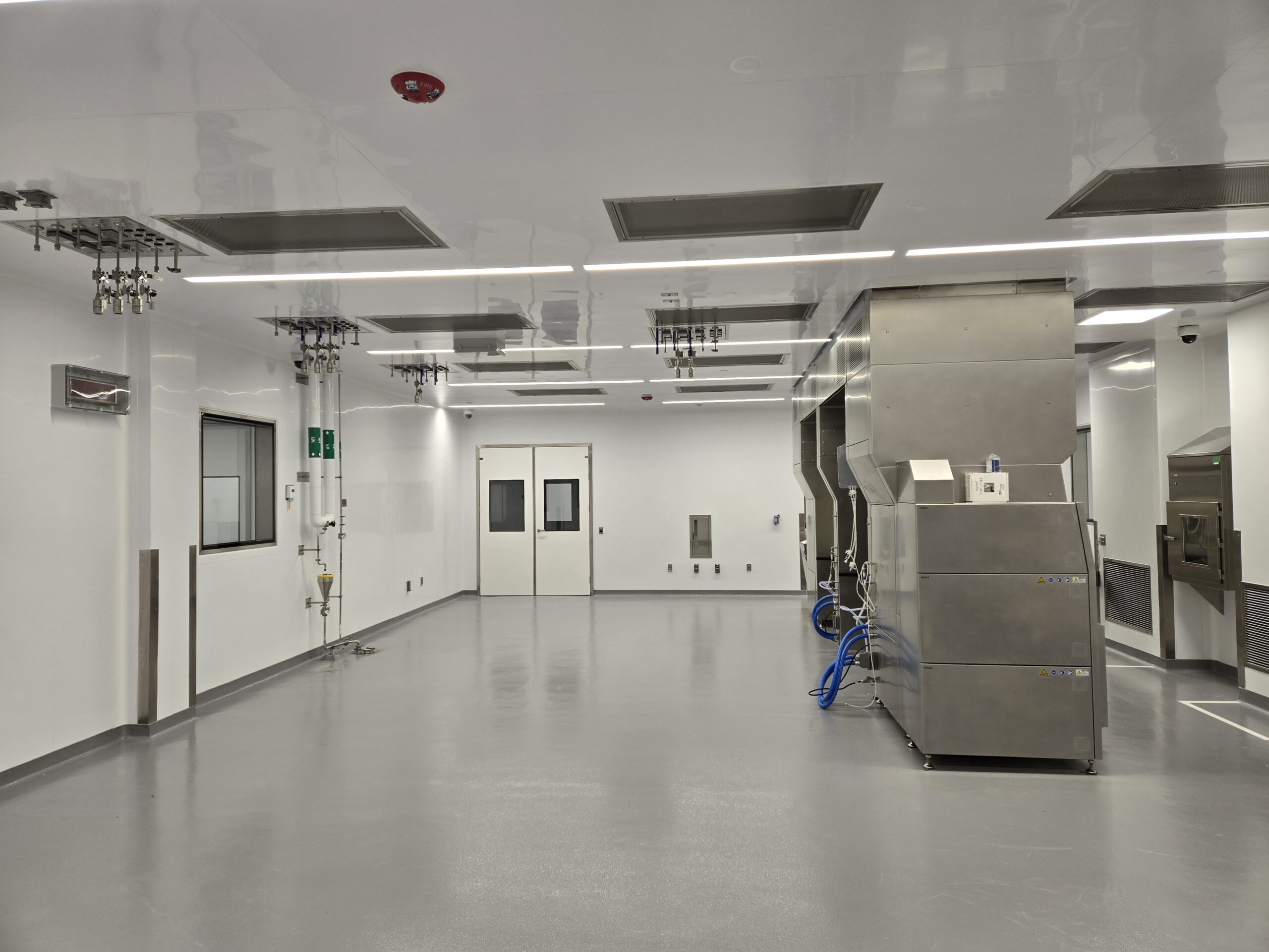 Pharmaceutical cleanroom with sterile wall systems, stainless steel equipment, hygienic doors, and PVC hygienic wall panels